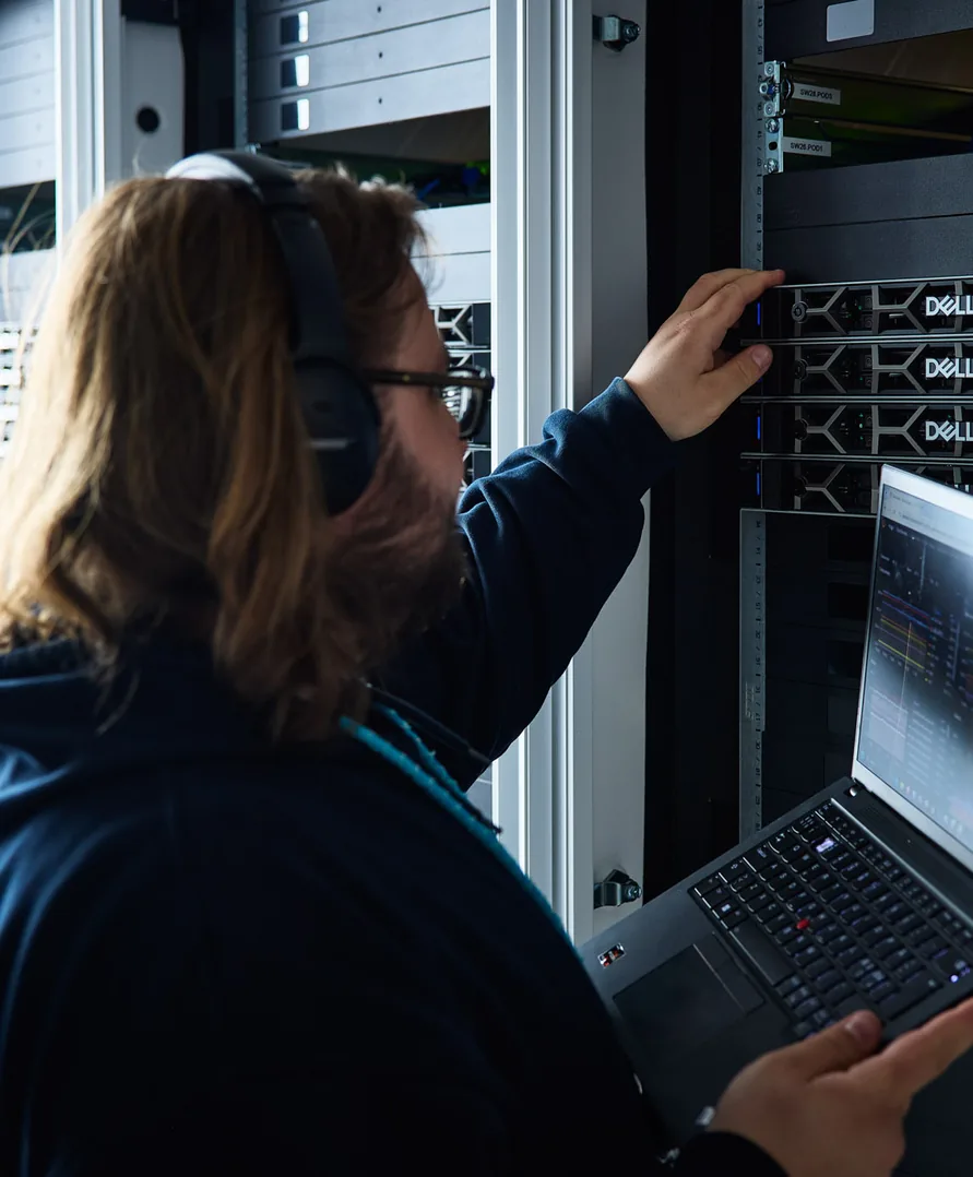 Simply.com medarbejder i datacentret